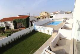 New 2 bedroom townhouse located in an exclusive condominium - Branqueira