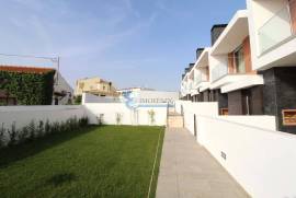 New 2 bedroom townhouse located in an exclusive condominium - Branqueira