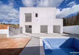 For Sale: Contemporary Villa in Albardeira – Elegance, Comfort, and a Perfect Location