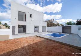 For Sale: Contemporary Villa in Albardeira – Elegance, Comfort, and a Perfect Location