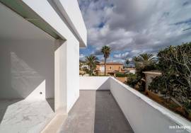 For Sale: Contemporary Villa in Albardeira – Elegance, Comfort, and a Perfect Location