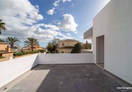 For Sale: Contemporary Villa in Albardeira – Elegance, Comfort, and a Perfect Location