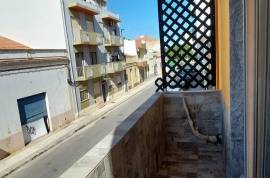 Refurbished 3 bedroom villa on the ground floor and 1st floor with terrace overlooking the city