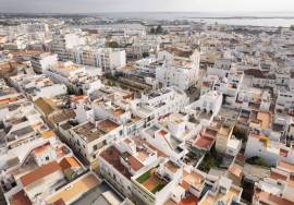 Olhão, beautifully refurbished house with 4 bedrooms and fantastic top terraces.