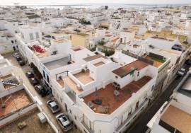 Olhão, beautifully refurbished house with 4 bedrooms and fantastic top terraces.