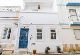 Olhão, beautifully refurbished house with 4 bedrooms and fantastic top terraces.