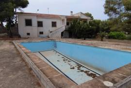 Spacious villa with great amenities and outdoor spaces in Almoradi