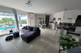 Lovely Single Storey Villa Offering 90 M2 Living Space On 465 M2 Of Land With Views, Pool And Garage.