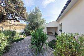 Lovely Single Storey Villa Offering 90 M2 Living Space On 465 M2 Of Land With Views, Pool And Garage.