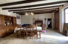 €119200 - Pretty Charentais Cottage with 4 Bedrooms and Garden 10 Minutes from Sauze Vaussais