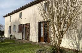 €119200 - Pretty Charentais Cottage with 4 Bedrooms and Garden 10 Minutes from Sauze Vaussais