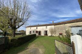 €119200 - Pretty Charentais Cottage with 4 Bedrooms and Garden 10 Minutes from Sauze Vaussais