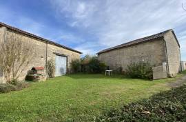 €119200 - Pretty Charentais Cottage with 4 Bedrooms and Garden 10 Minutes from Sauze Vaussais