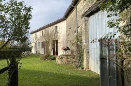 €119200 - Pretty Charentais Cottage with 4 Bedrooms and Garden 10 Minutes from Sauze Vaussais