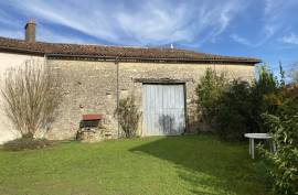 €119200 - Pretty Charentais Cottage with 4 Bedrooms and Garden 10 Minutes from Sauze Vaussais