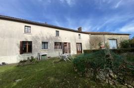 €119200 - Pretty Charentais Cottage with 4 Bedrooms and Garden 10 Minutes from Sauze Vaussais