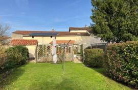 €201595 - Beautiful 3-Bedroom Town House with Garage and Garden