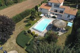 €299950 - Sublime And Luxurious 3 Bedroom House with Swimming Pool For Sale In Civray