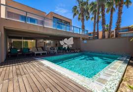 Modern 4 bedroom villas with pool and parking - near Albufeira.