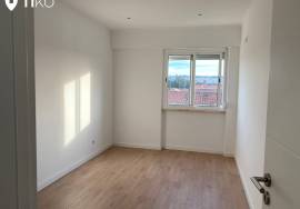 Excellent 3 bedroom apartment on Rua D. Filipa de Lencastre in Amadora