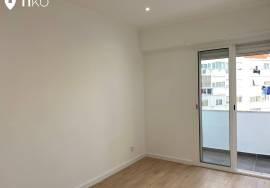 Excellent 3 bedroom apartment on Rua D. Filipa de Lencastre in Amadora