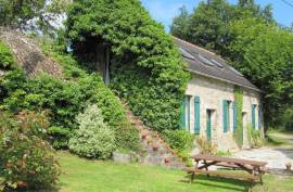 Luxury 13 bed Farmhouse Cottage and Converted barn For Sale in Leuhan Finistere Brittany