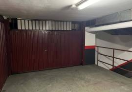 Leioa, closed garage plot for sale, with capacity for 2 cars.