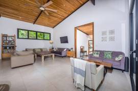 Villa Venado: Modern House & Guest House on a Serene 1.5 ha Plot, Just 10 Minutes from Huacas, Guanacaste!