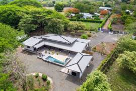 Casa Esmeralda: Exceptional Residence Close to Tamarindo with Privacy, Comfort, and Convenience!