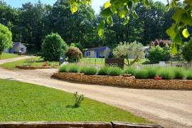 Ensemble immobilier avec gites, restaurant, et piscine en pleine vallee de la Lemance