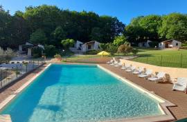 Ensemble immobilier avec gites, restaurant, et piscine en pleine vallee de la Lemance