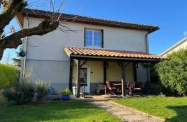 €186000 - Beautiful Detached House For Sale with Independent Accommodation in Ruffec