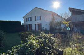 €265950 - Beautiful 7 Bedroom House near Mansle