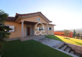 4 bedroom villa with surrounding land, garage for large with views of the city