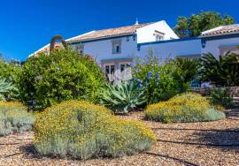 Renovated & extended 5 bedroom villa with Large pool, garage and amazing sea views, near Moncarapacho.