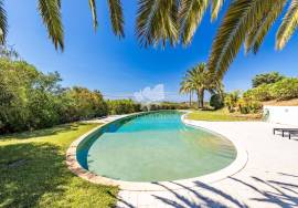 Renovated & extended 5 bedroom villa with Large pool, garage and amazing sea views, near Moncarapacho.