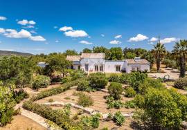 Renovated & extended 5 bedroom villa with Large pool, garage and amazing sea views, near Moncarapacho.