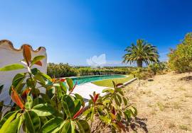 Renovated & extended 5 bedroom villa with Large pool, garage and amazing sea views, near Moncarapacho.