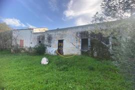 Beautiful mixed and flat land of 10699 m2, located on the edge of a river with a ruin of 124 m2, carrying ancient charm, consisting of 4 rooms, along with annexes and a well.