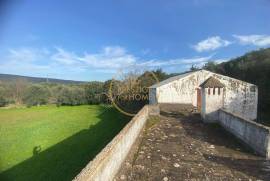 Beautiful mixed and flat land of 10699 m2, located on the edge of a river with a ruin of 124 m2, carrying ancient charm, consisting of 4 rooms, along with annexes and a well.