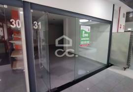 To rent store with 76m2 of area on the first floor of the Atrium Shopping Center.