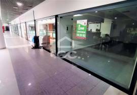 To rent store with 76m2 of area on the first floor of the Atrium Shopping Center.