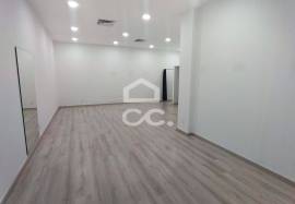 To rent store with 76m2 of area on the first floor of the Atrium Shopping Center.