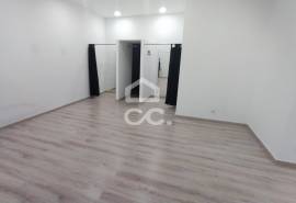 To rent store with 76m2 of area on the first floor of the Atrium Shopping Center.