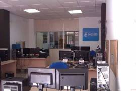 Furnished office in strategic location.