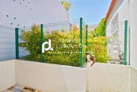 426 m2 Prime Lisbon Building For Sale Currently 2 Large 3 Bed Apartments