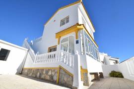 FABULOUS 4 BEDROOM VILLA WITH GARAGE AND COMMUNAL POOL