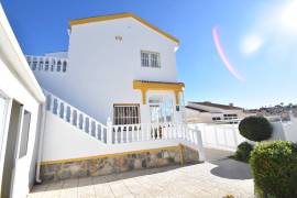 FABULOUS 4 BEDROOM VILLA WITH GARAGE AND COMMUNAL POOL