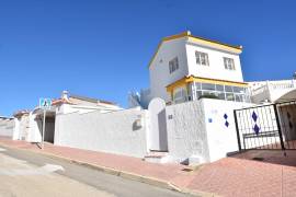 FABULOUS 4 BEDROOM VILLA WITH GARAGE AND COMMUNAL POOL