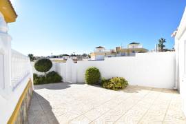 FABULOUS 4 BEDROOM VILLA WITH GARAGE AND COMMUNAL POOL